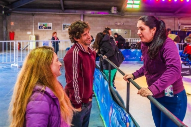 Juan y Eva Andreotti visitaron la Pista de Patinaje sobre Hielo del Parque Náutico de San Fernando