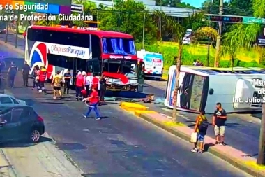 Tremendo choque y vuelco de colectivos en Tigre: impactante operativo para asistir a las víctimas