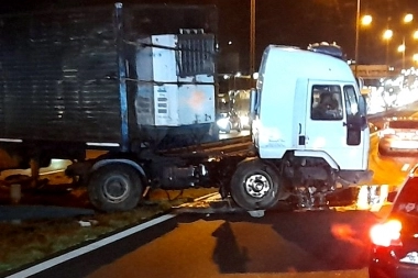 Panamericana: camión chocó un auto y se cruzó de mano, en otro siniestro un motoquero falleció