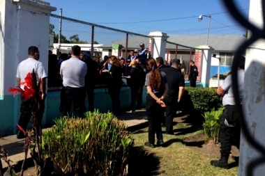 Tensión: presos del Penal de Melchor Romero subieron a los techos y protestaron en temor al Coronavirus