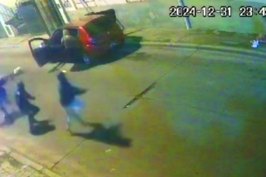 "Me abrís o te quemo": le apoyó el arma en la sien y la amenazó para que baje del auto