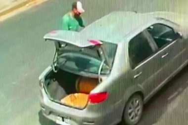 Cargaba mercadería y un ladrón que lo acechaba se lo llevó con el baúl abierto