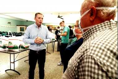 Esteban Echeverría: Fernando Gray participó de la entrega de alimentos a Centros de Jubilados