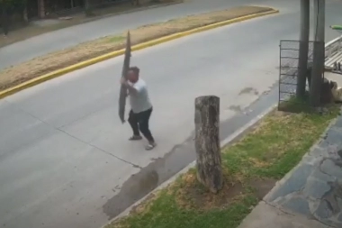 Video: les tiró una reja y evitó que motochorros le roben a un joven