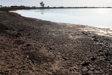 Tierra desquebrajada, espejos sin agua y más, producto de la interminable sequía