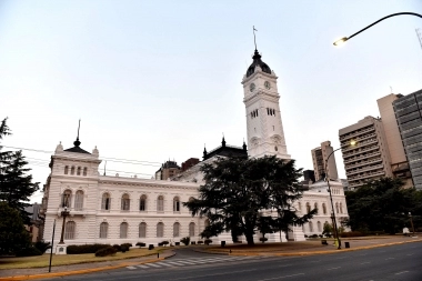 Garro confirmó 47% de aumento para municipales en La Plata