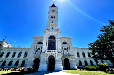 Alak firmó un aumento salarial del 7% para trabajadores municipales de La Plata