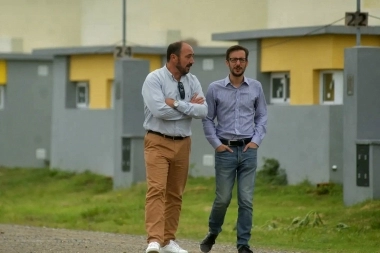 Simone firmó un convenio para la construcción de 17 viviendas en Ranchos