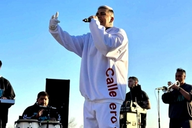 Callejero Fino expone sus raíces en “Bienvenidos a mi barrio” junto a Dj Tao