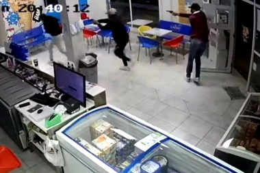 Video: intentaron robar una heladería y un policía los echó a los tiros
