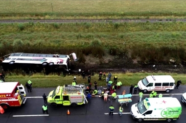 Otro micro de dos pisos volcó en Ruta 2: al menos 15 heridos y dos menores graves