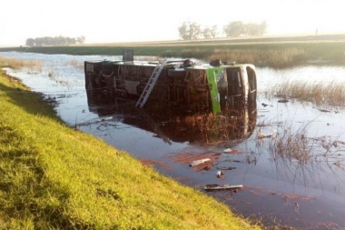 Tragedia en ruta 2: un colectivo despistó, volcó y hay tres pasajeros muertos