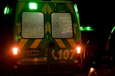 Violento incidente: un auto chocó con una moto y arrolló a un hombre en Villa Elisa