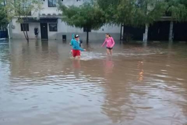 Otra vez el agua: Villa Elvira inundada, la lluvia de tres meses en sólo 12 horas