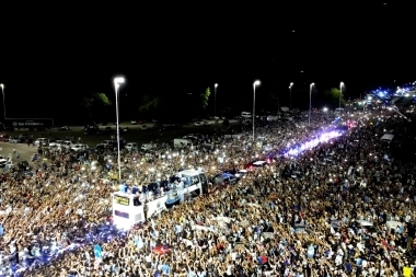 El momento más esperado: la memorable llegada de los campeones del Mundo a la Argentina