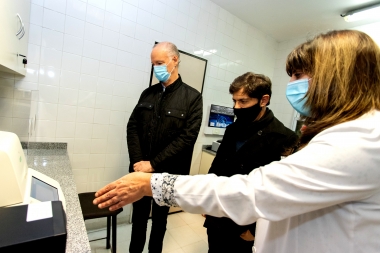 Kicillof visitó un laboratorio en Ezeiza que se incorpora a la Red de Diagnóstico Covid-19