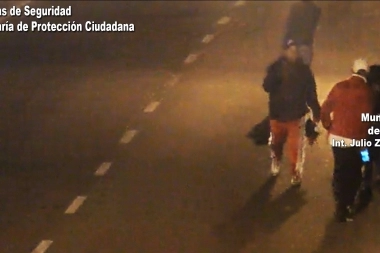 Video: dos hombres robaron violentamente a una pareja en la vía pública
