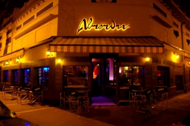 Cerró sus puertas el histórico bar "Almendra" de La Plata: remata todo por Facebook