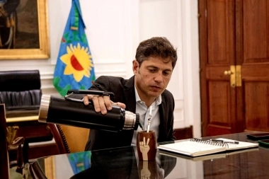 Enojado, Kicillof respondió a Milei por la planta de GNL: lo trató de “trasnochado” y “desequilibrado”