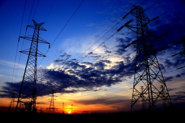 Fuertes críticas a Vidal por autorizar que usuarios paguen pérdidas de empresas eléctricas