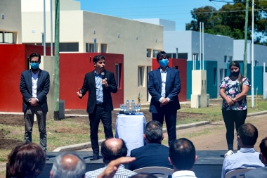 Kicillof entregó viviendas: “Reactivamos en tiempo récord las obras paralizadas”