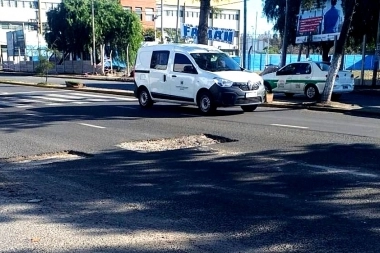 Vecinos de La Plata denunciaron que ABSA dejó un pozo en plena avenida 60