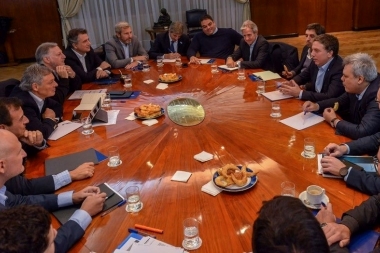 Dujovne debutó como “superministro”: pidió “propuestas” para reducir gastos y “austeridad”