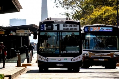 Suben las tarifas de colectivos y trenes de corta y larga distancia: los precios desde enero