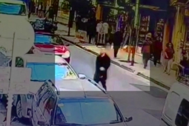 En el corazón comercial de Balvanera, le abrieron el auto y lo robaron gran cantidad de dólares