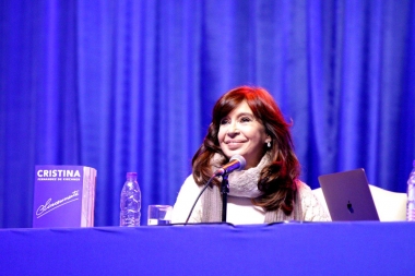 Cristina presentó “Sinceramente” en Santa Cruz y habló de la “campaña sucia” de Cambiemos