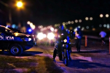 Fuga, persecución y choque: protagonizaron tres sospechosos armados en dos motos robadas