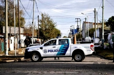 Un policía de civil intentó evitar un asalto y baleó a uno de los delincuentes