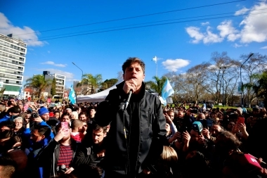 Kicillof encabezó un acto a favor de Cristina en una plaza céntrica de La Plata