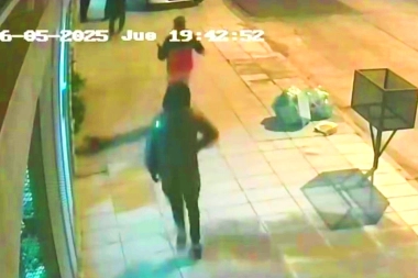 Estacionó al lado de la puerta de la casa y una banda de "pirañas" armadas le robó todo