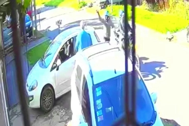 Sacó el auto del garaje y lo asaltaron tres delincuentes que viajaban en una moto