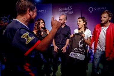 Mayra Mendoza y Victoria Donda entregaron material deportivo a clubes de barrio