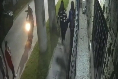 Motochorros en Quilmes: a metros de un centro comercial y en 24 horas, asaltaron a varios jóvenes