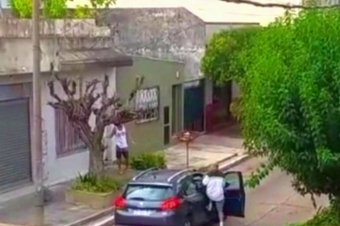 Raid delictivo: una pareja de violentos robó dos autos y asaltó a peatones en el Conurbano