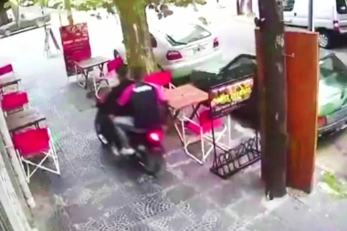 Buscan a una pareja de delincuentes que roban motos estacionadas en la zona sur del Conurbano