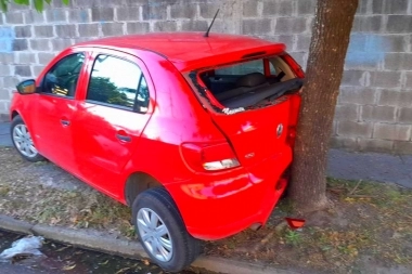 Viernes negro en el Conurbano: robaron a jóvenes en un parque y un auto se recuperó destrozado