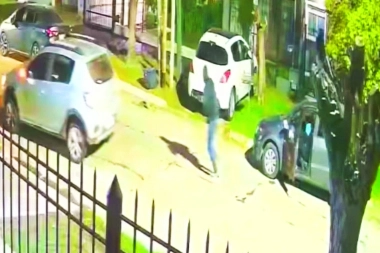 Raid delictivo: bajó del auto y fue rodeada por encapuchados que le robaron todo