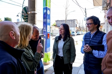 Soledad Martínez supervisó la instalación de un nuevo Punto Seguro en Carapachay