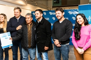 Cascallares y Fabiani entregaron subsidios para mejoras habitacionales en Almirante Brown