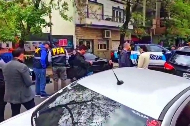 Nerviosos y transpirados: detuvieron a tres chinos que llevaban miles de dólares pegados al cuerpo