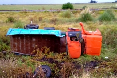 Violento choque y vuelco de camiones en la Ruta 2