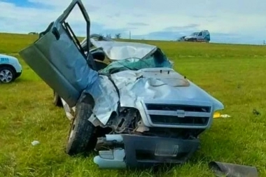 Vuelco fatal en la ruta 2: perdió la vida al salir despedido de la camioneta, su acompañante está muy grave