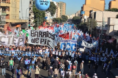 Organizaciones sociales culminan marcha por "Pan y Trabajo" con acto en Plaza de Mayo