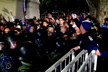 Represión en Gimnasia: detuvieron al jefe del operativo del partido y a un policía que disparó