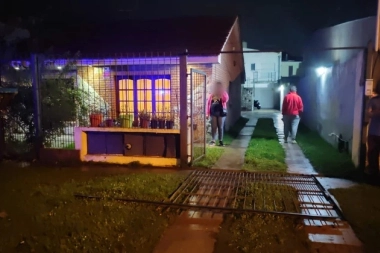 Se salvó sola: mujer atrapó a uno de los ladrones que le intentaron robar la moto dentro de la casa