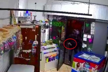 La seguridad de un kiosco de Merlo ayudó a los motochorros que asaltaron a una joven